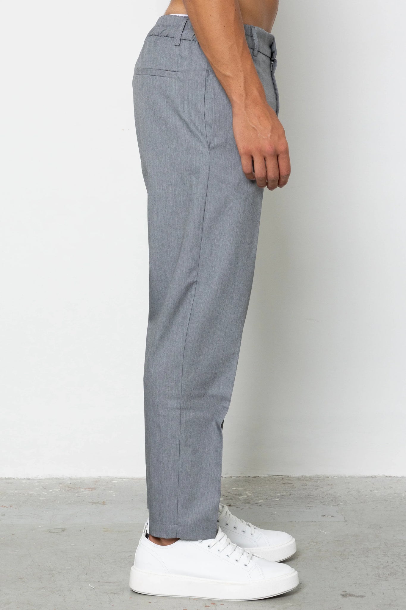 Pantalone con abbottonatura e pences regular