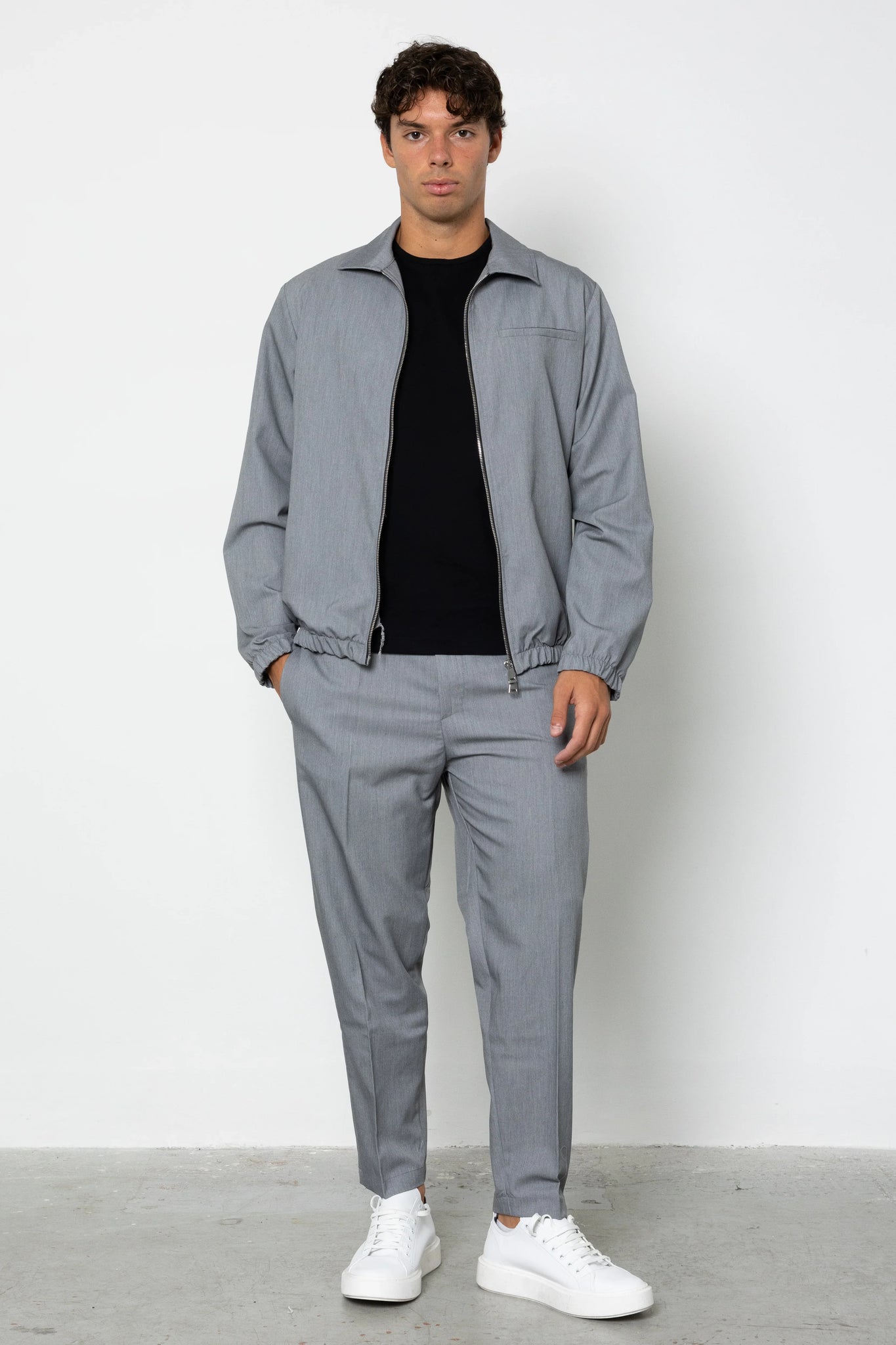 Pantalone con abbottonatura e pences regular