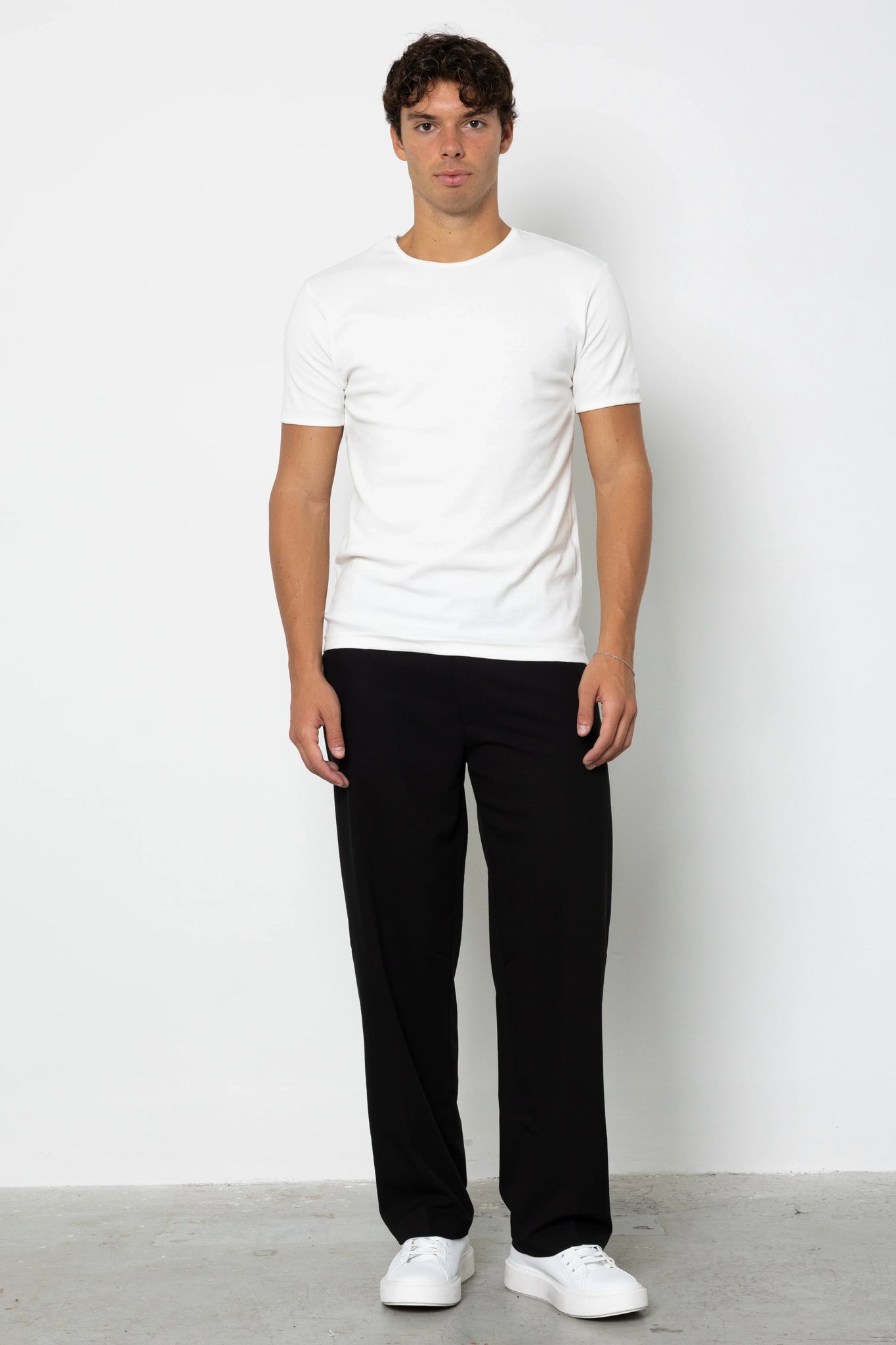 Pantalone con abbottonatura e pences fondo ampio