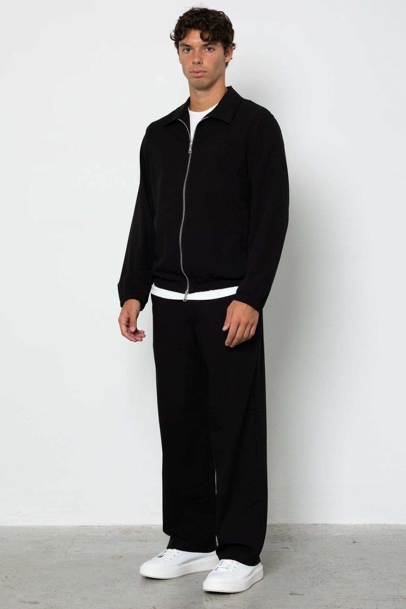 Pantalone con abbottonatura e pences fondo ampio