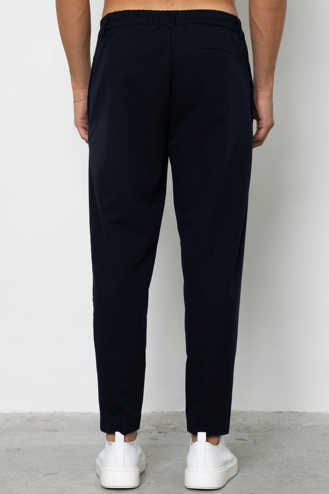 Pantalone con abbottonatura e pences regular