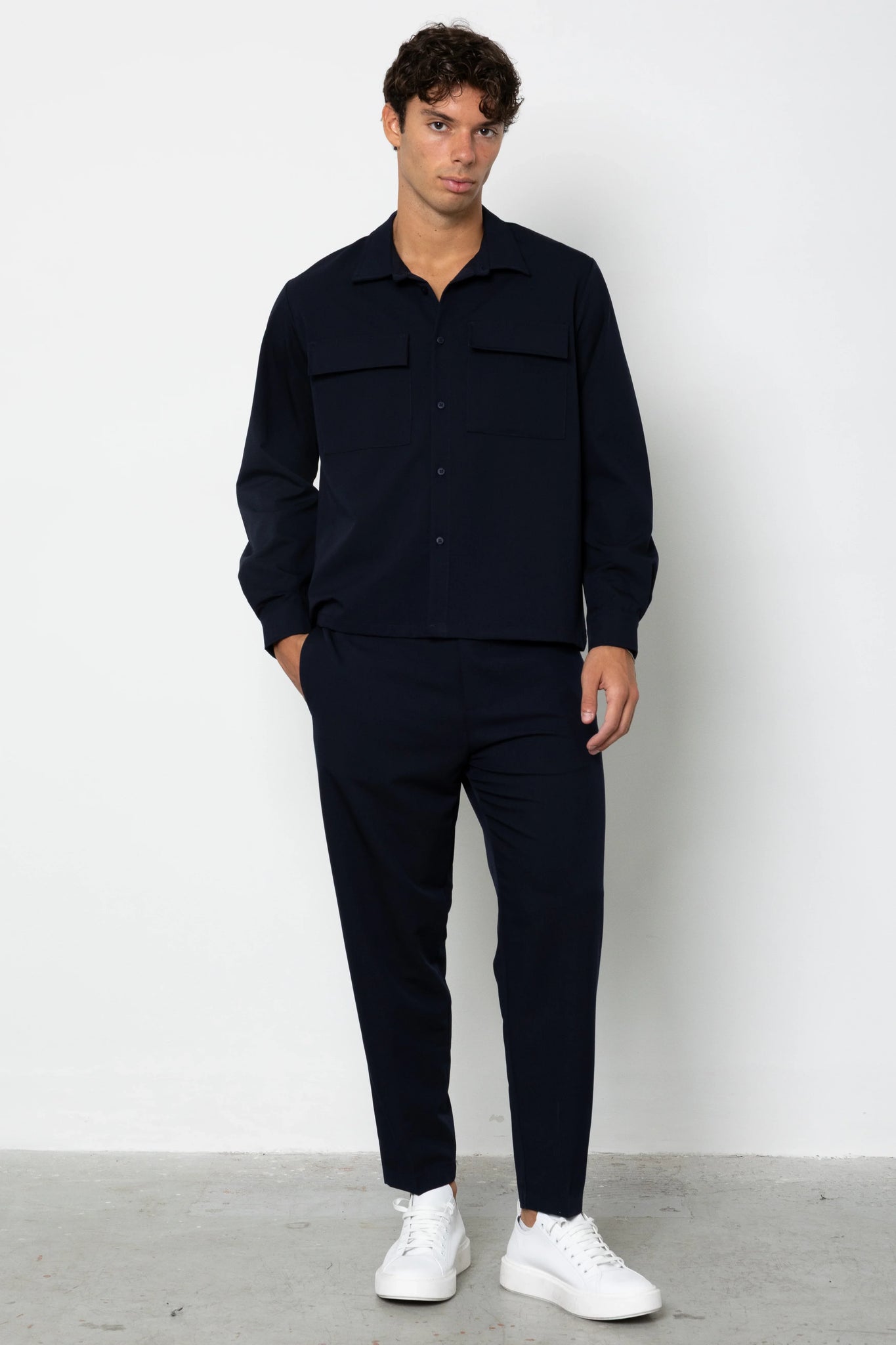 Pantalone con abbottonatura e pences regular