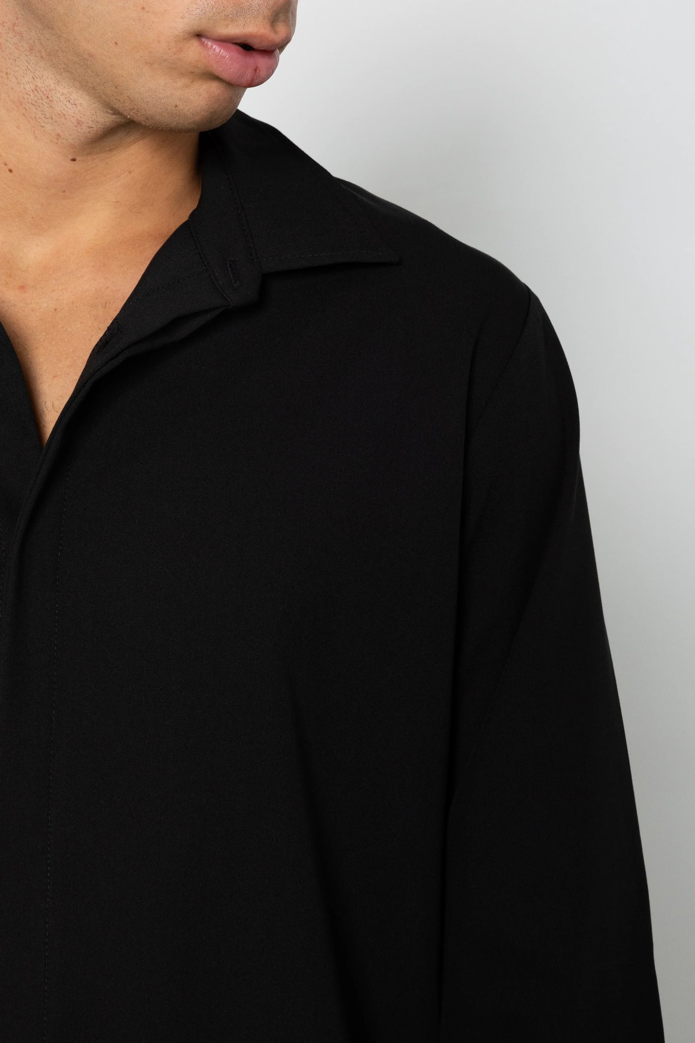 Camicia con abbottonatura nascosta