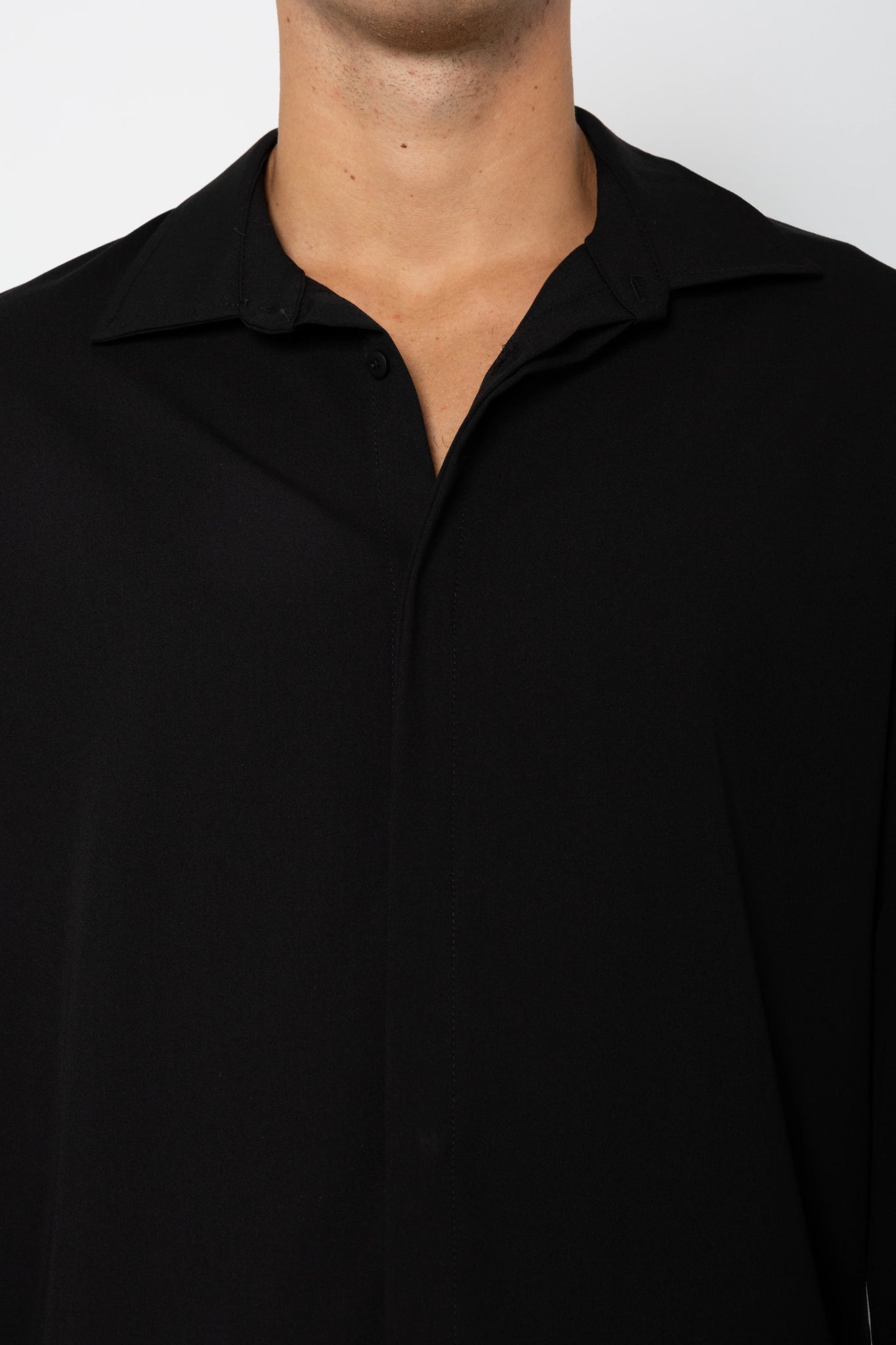 Camicia con abbottonatura nascosta