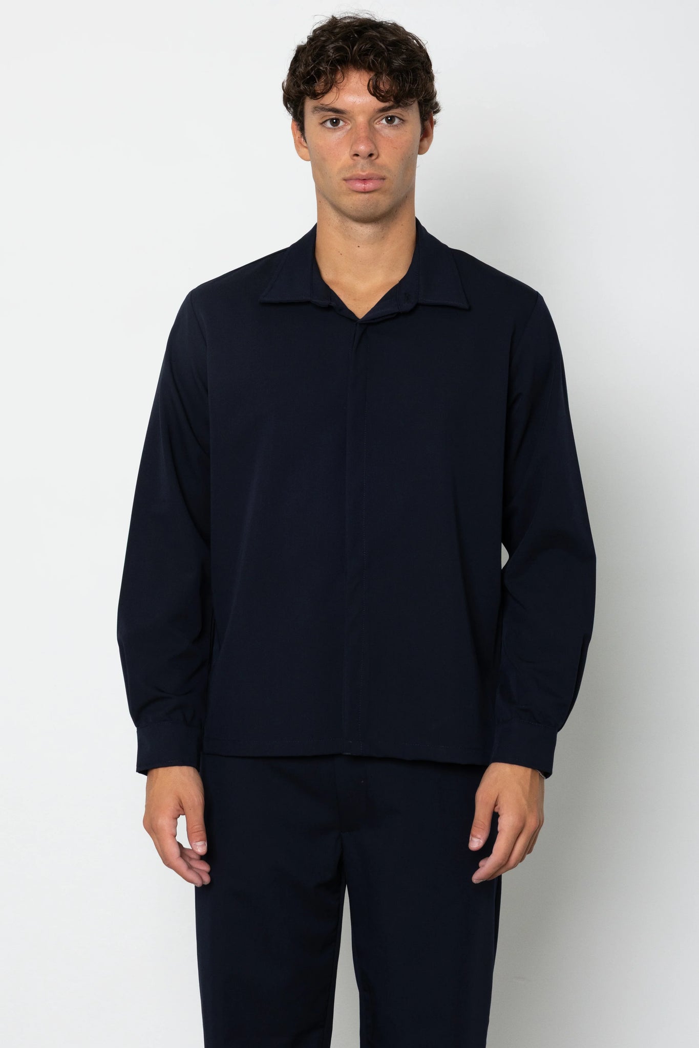 Camicia con abbottonatura nascosta