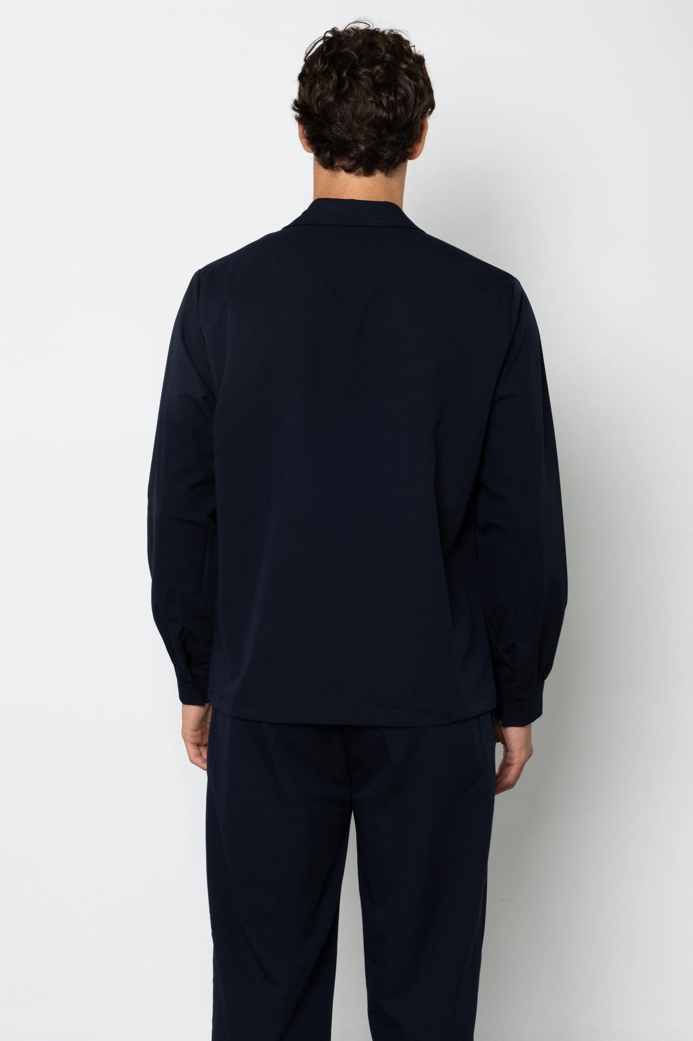 Camicia con abbottonatura nascosta