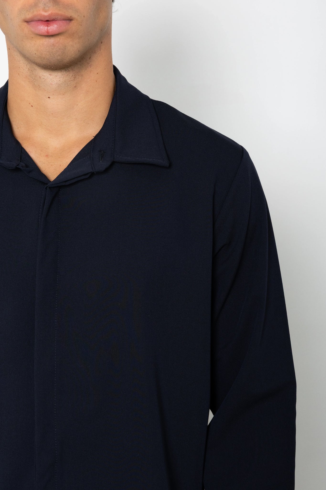 Camicia con abbottonatura nascosta