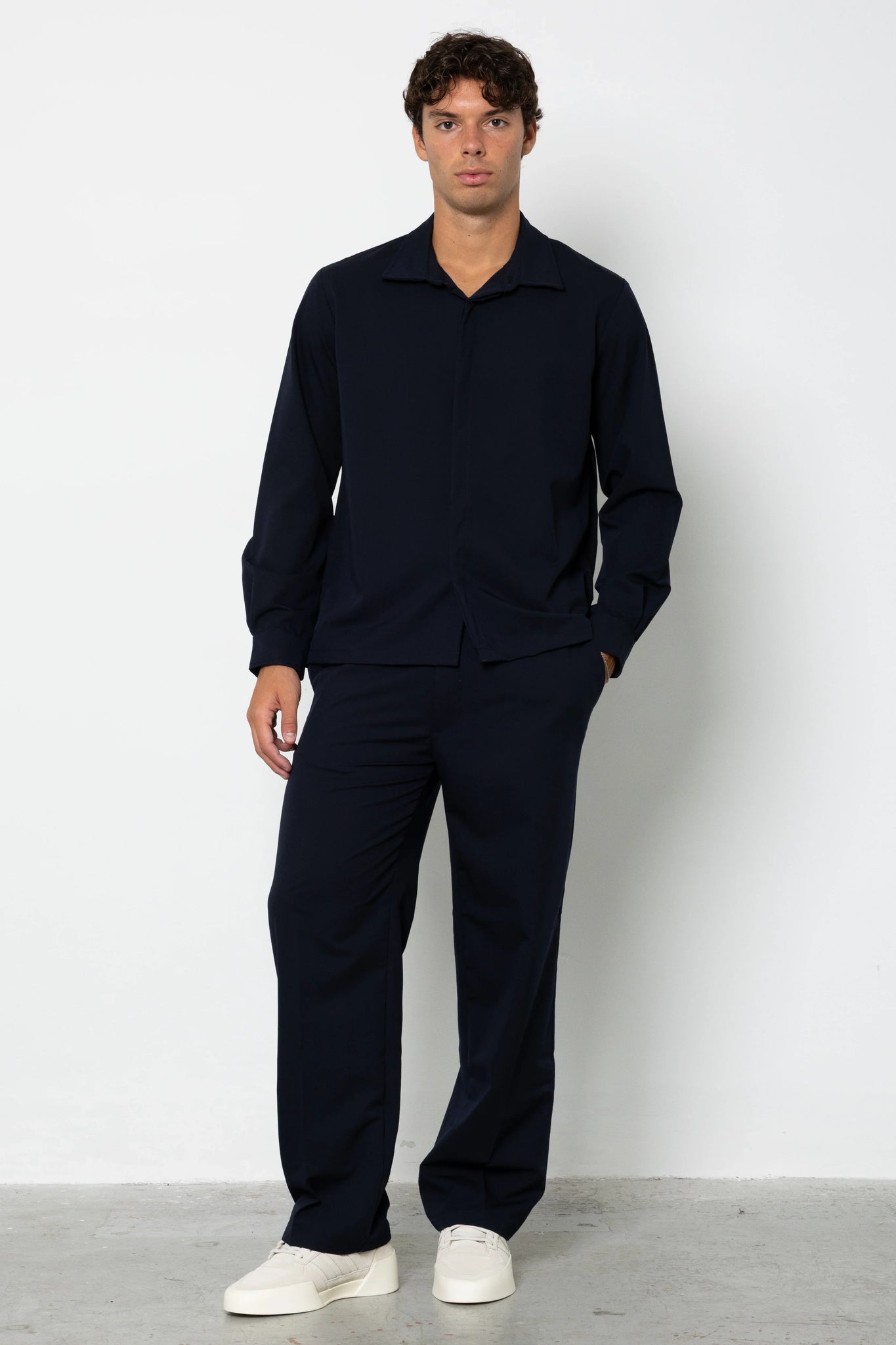 Pantalone con abbottonatura e pences fondo ampio