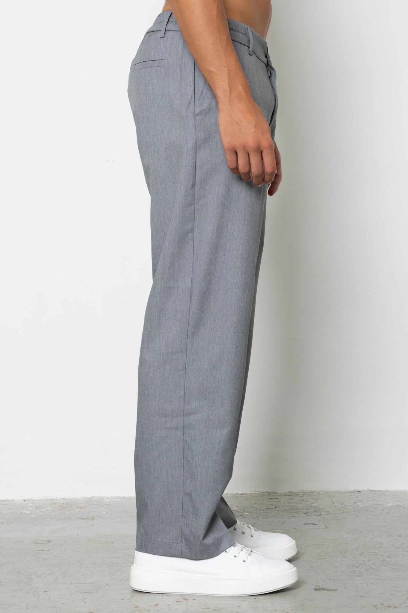 Pantalone con abbottonatura e pences fondo ampio