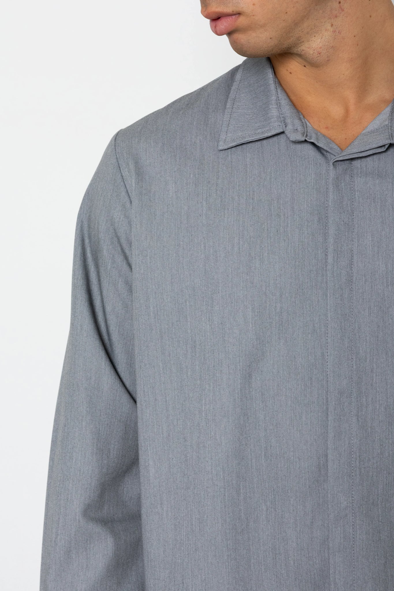 Camicia con abbottonatura nascosta