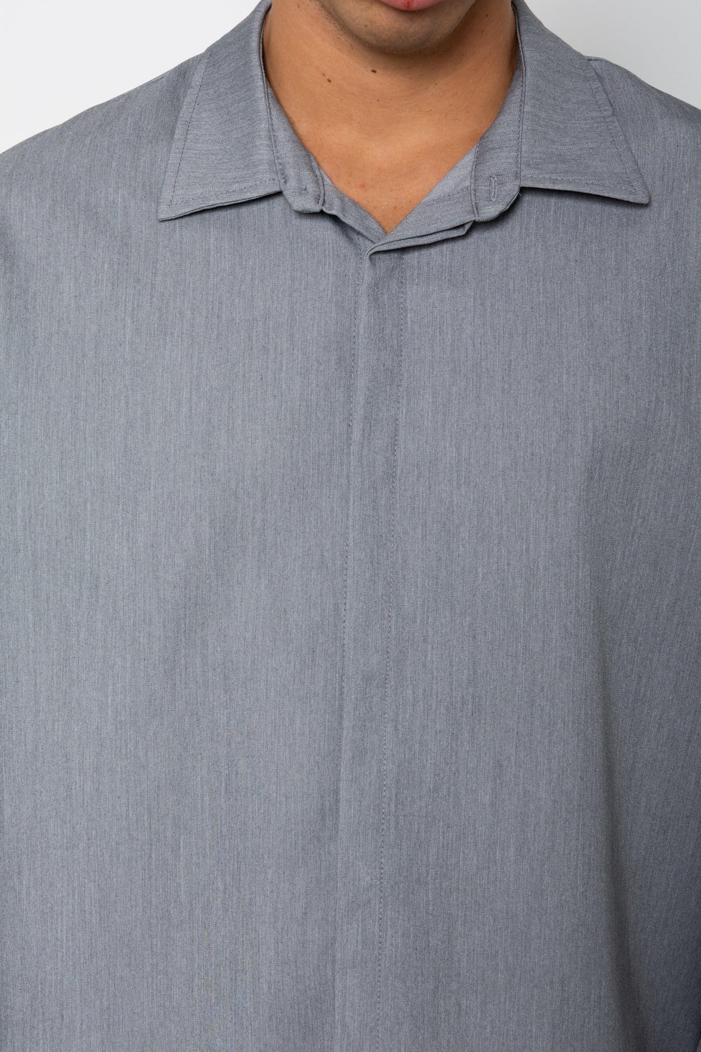 Camicia con abbottonatura nascosta