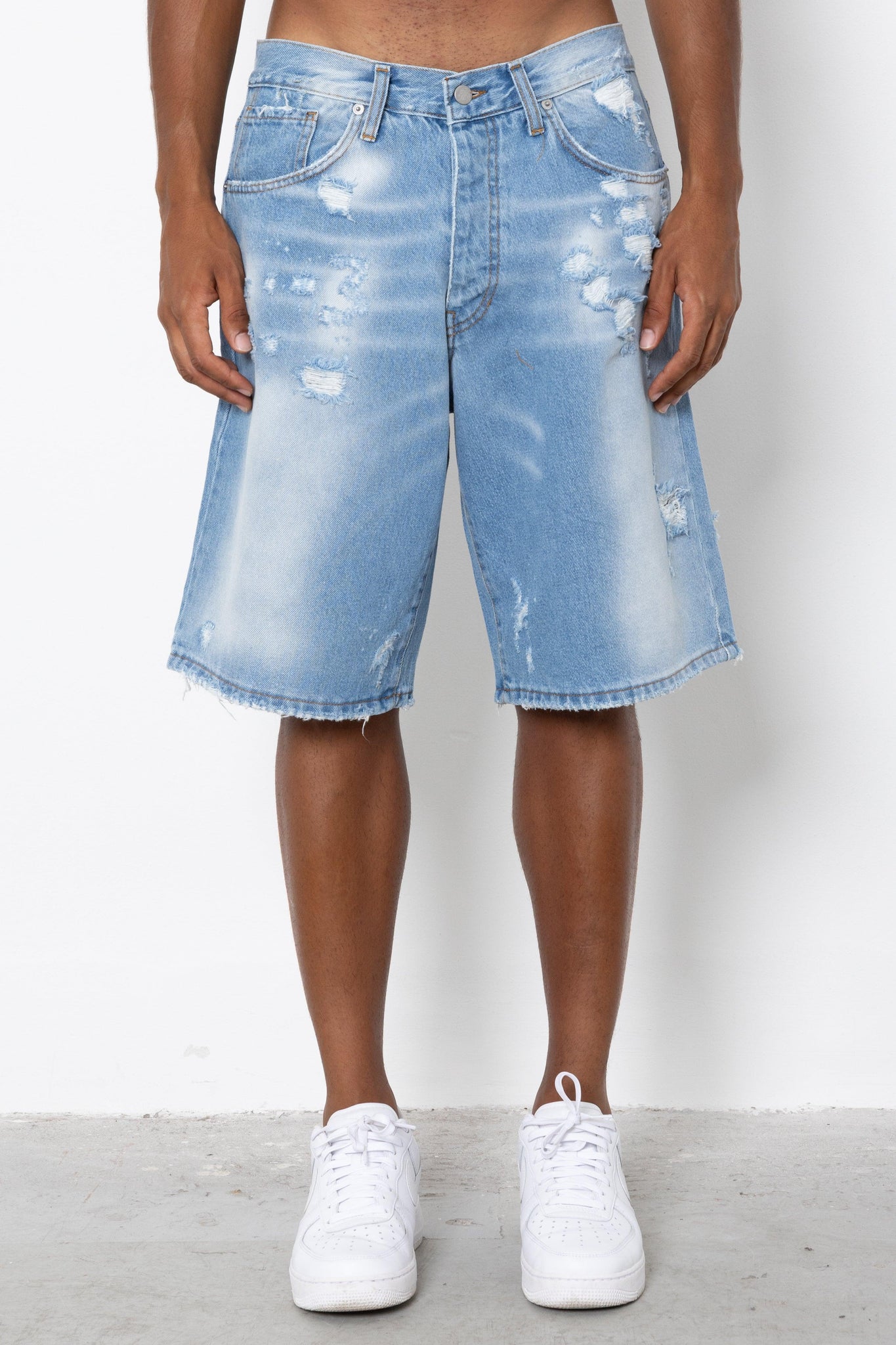 Short jeans light indigo ripped