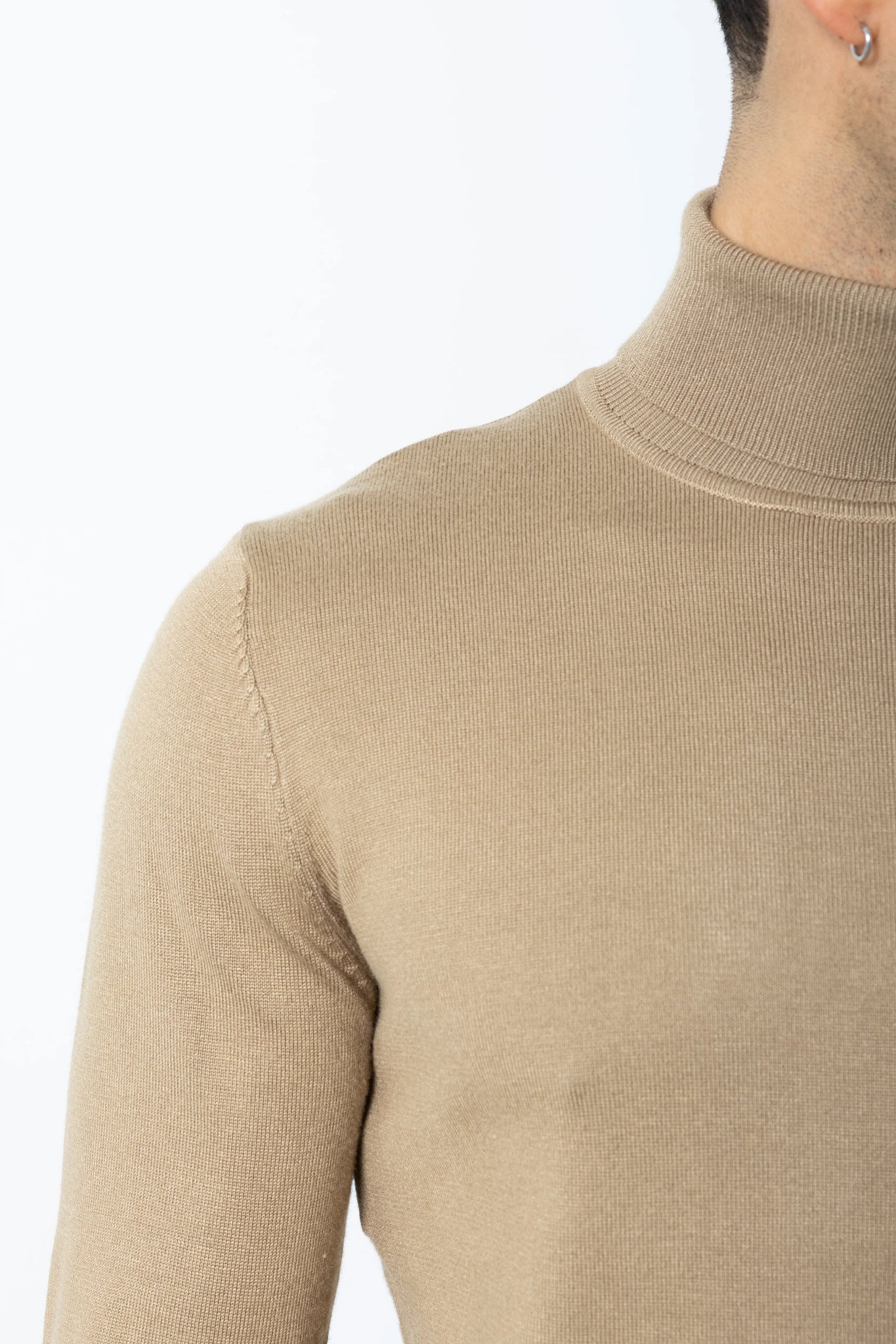 Maglione collo alto in filo