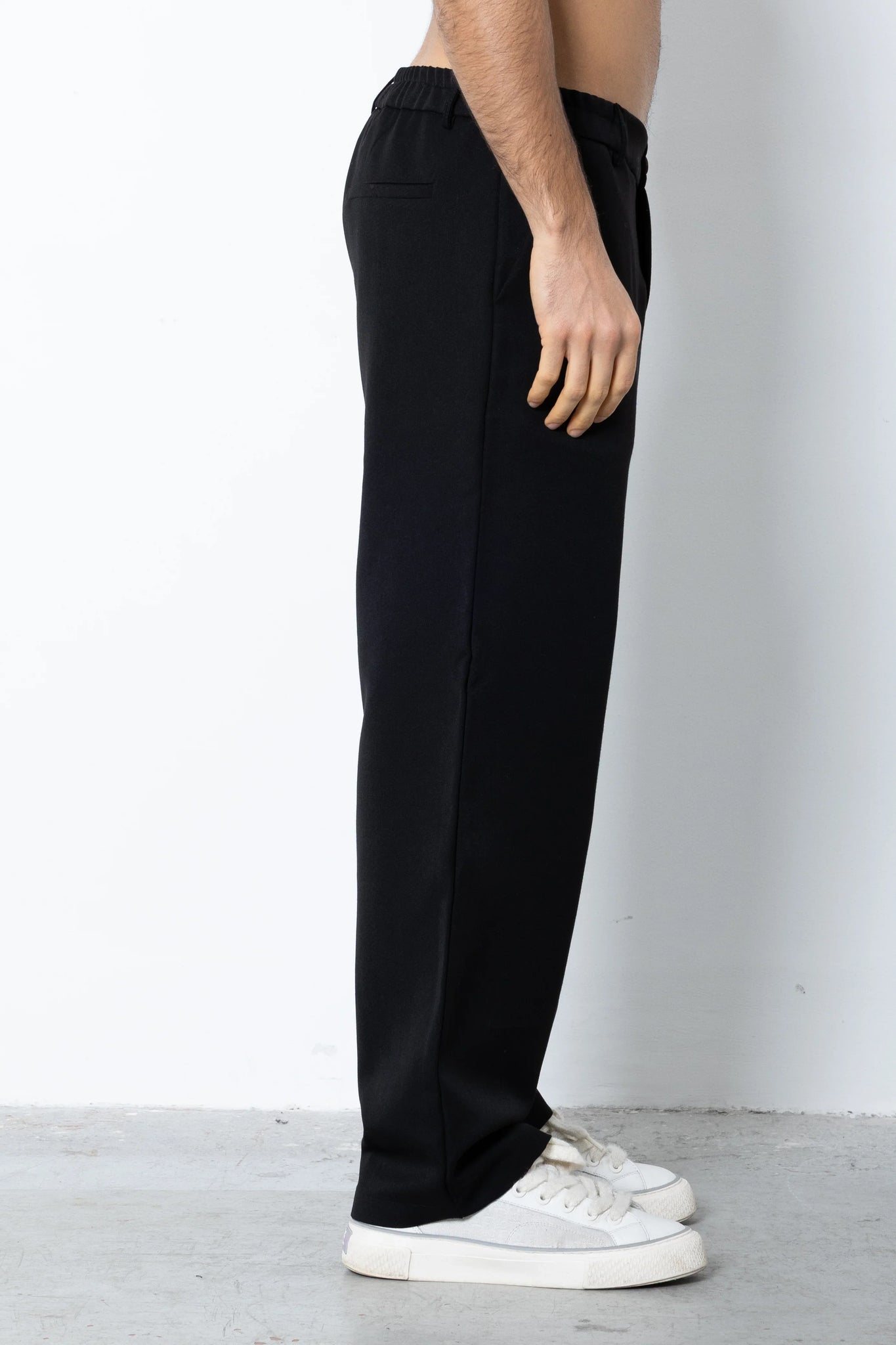 Pantalone abbottonatura e pences fondo ampio