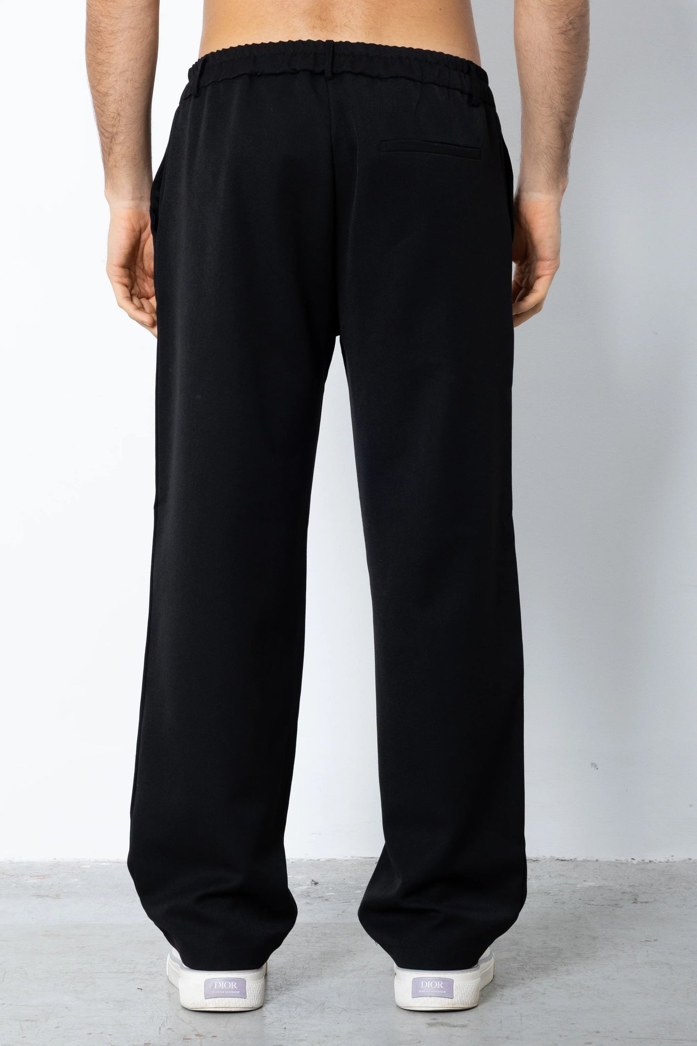 Pantalone abbottonatura e pences fondo ampio