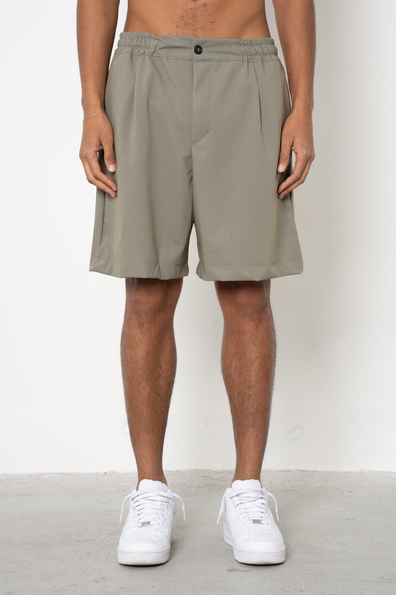 Short con pences ed abbottonatura