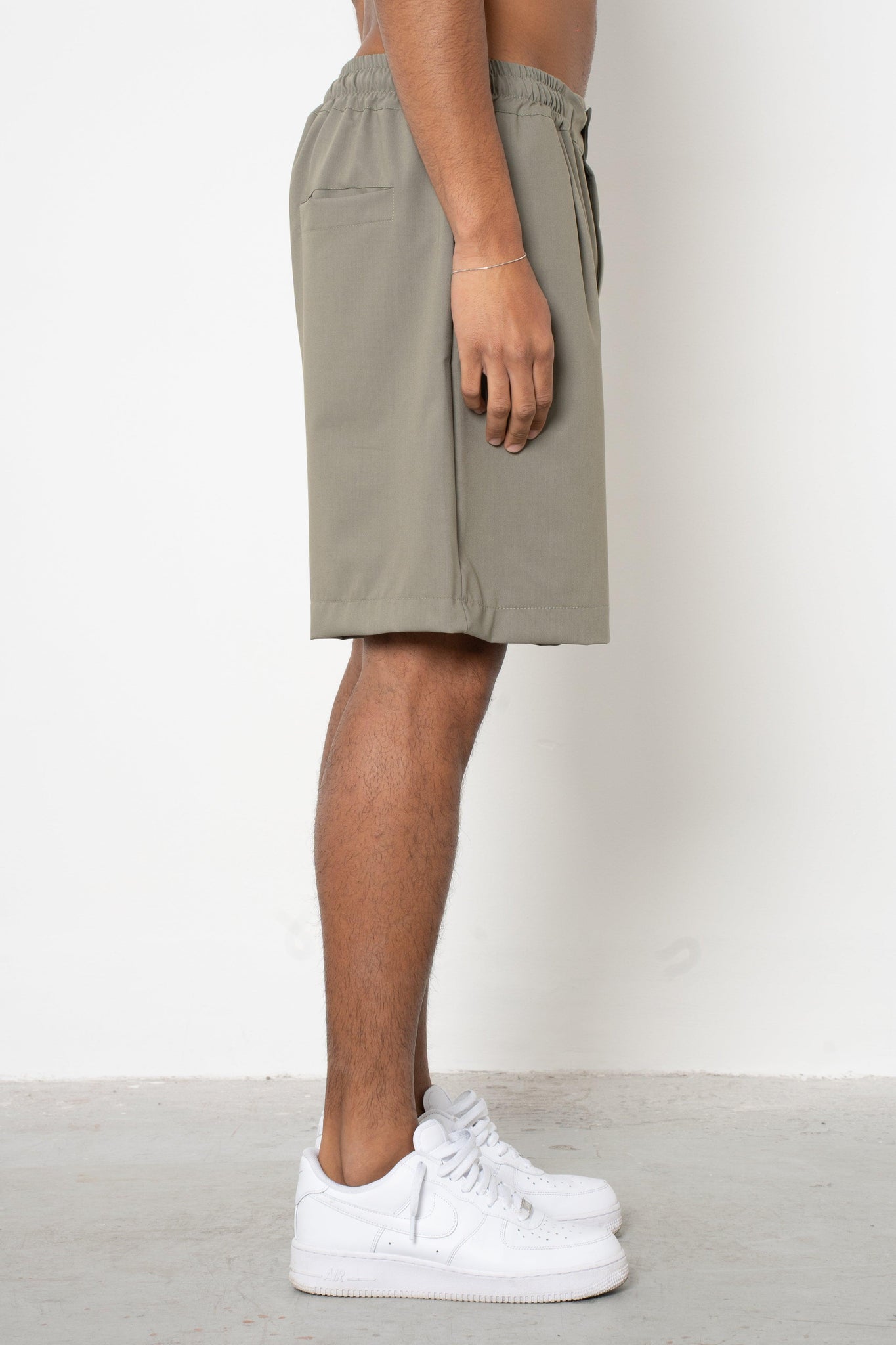 Short con pences ed abbottonatura