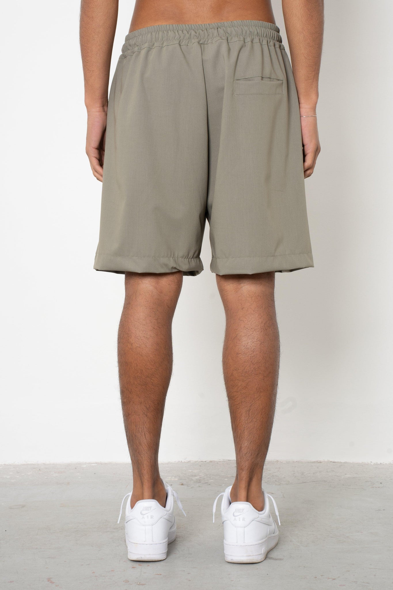 Short con pences ed abbottonatura