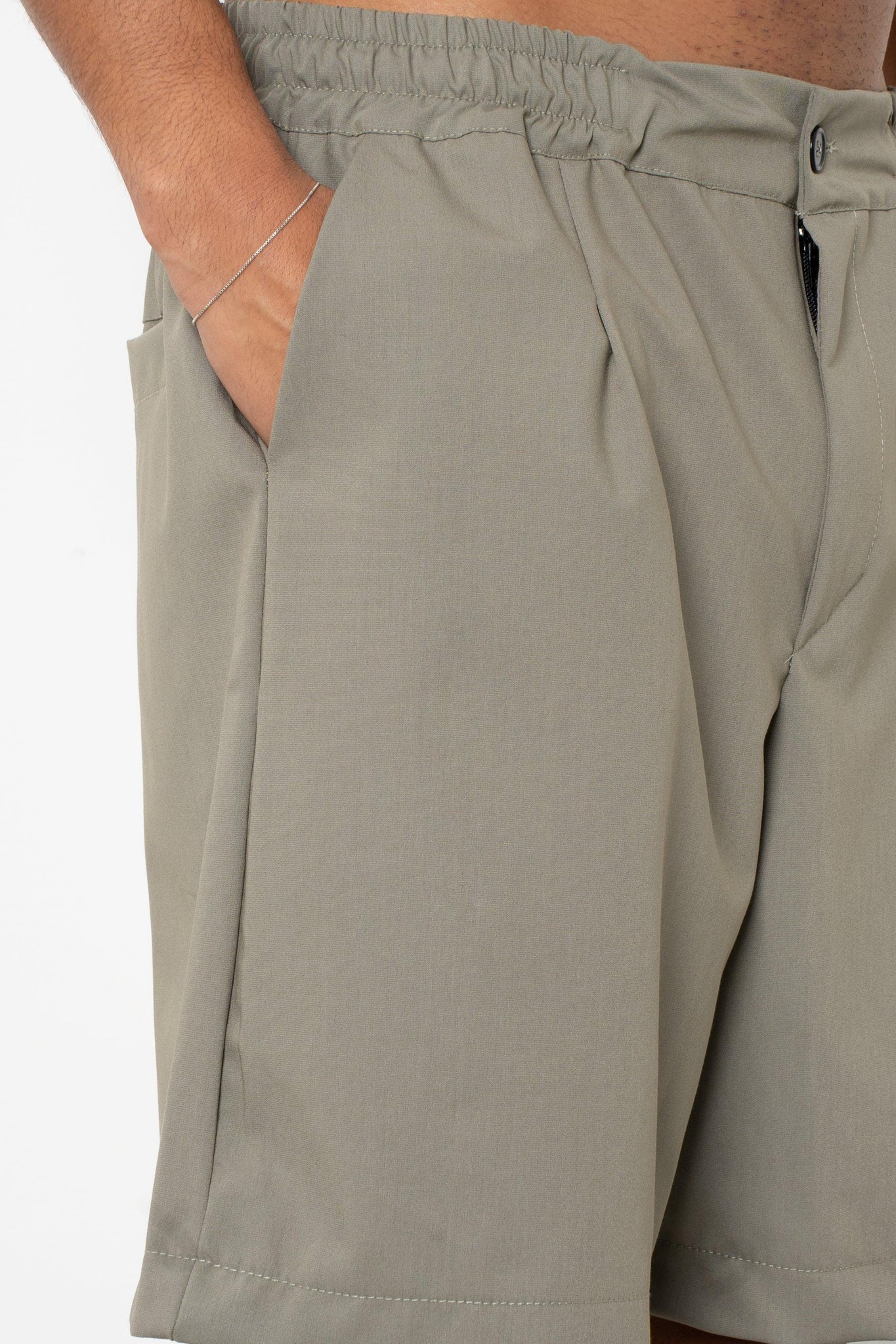 Short con pences ed abbottonatura