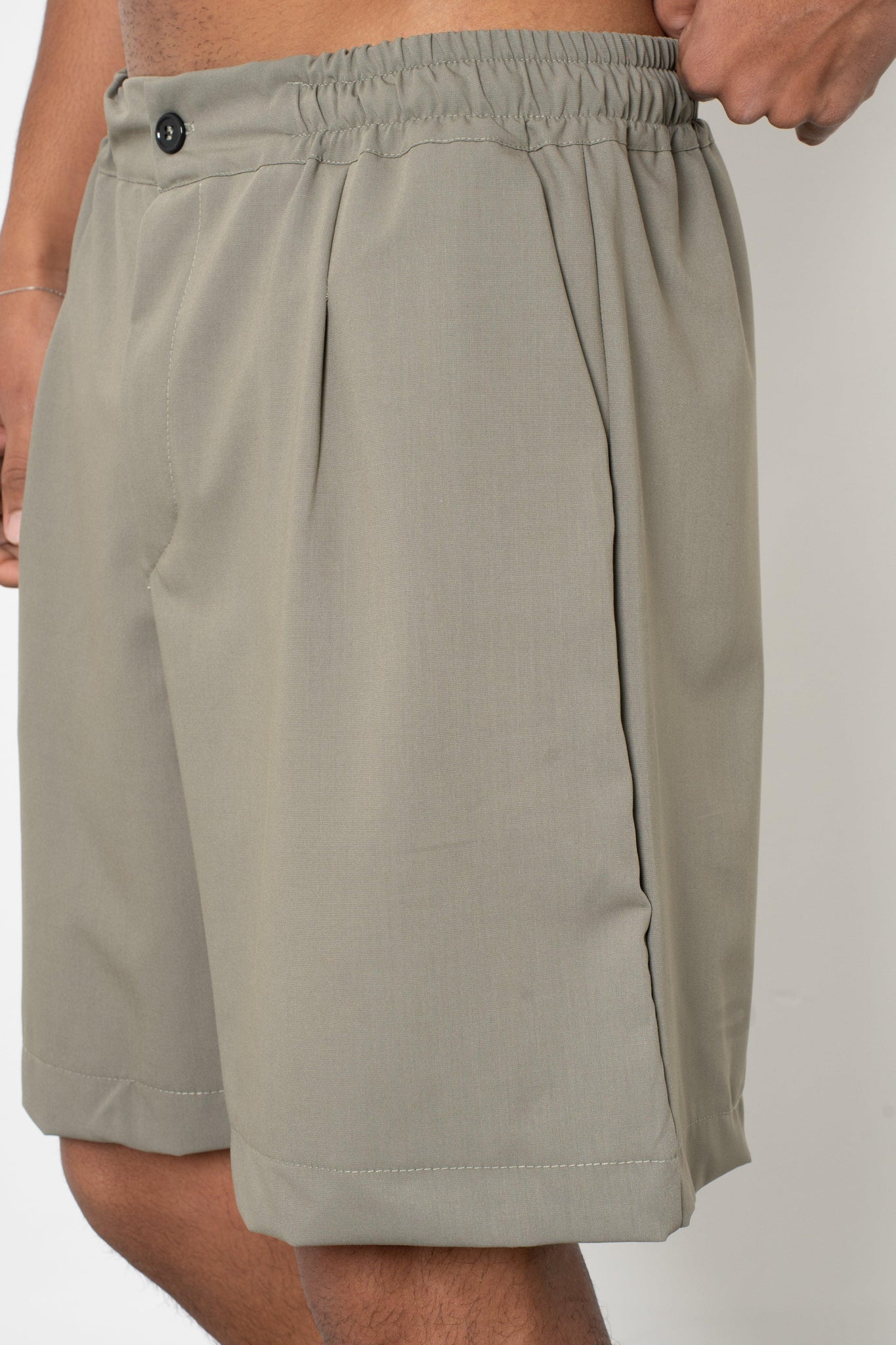 Short con pences ed abbottonatura