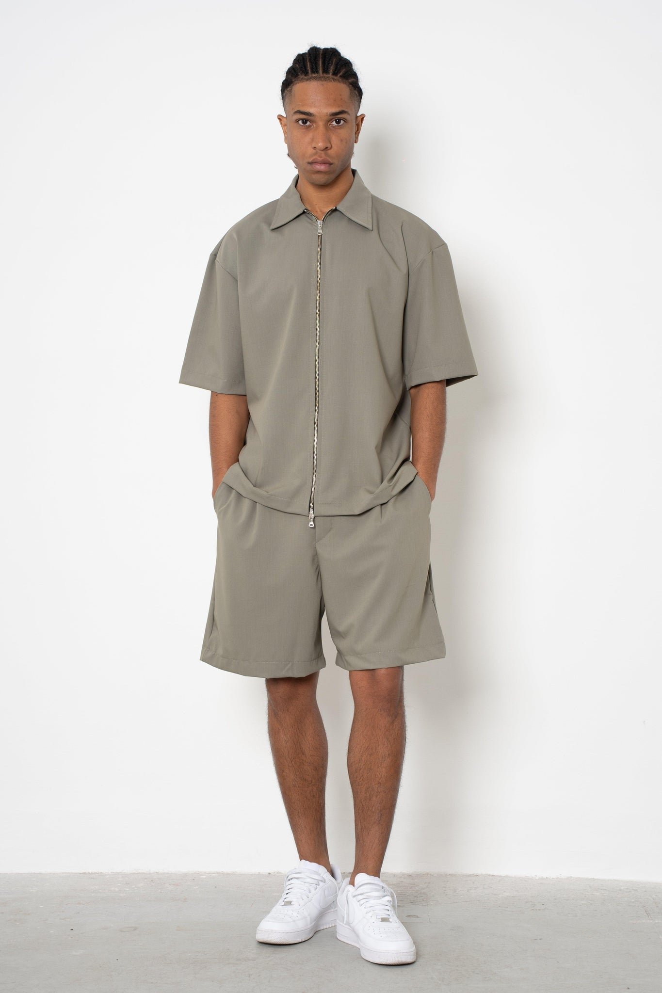 Short con pences ed abbottonatura