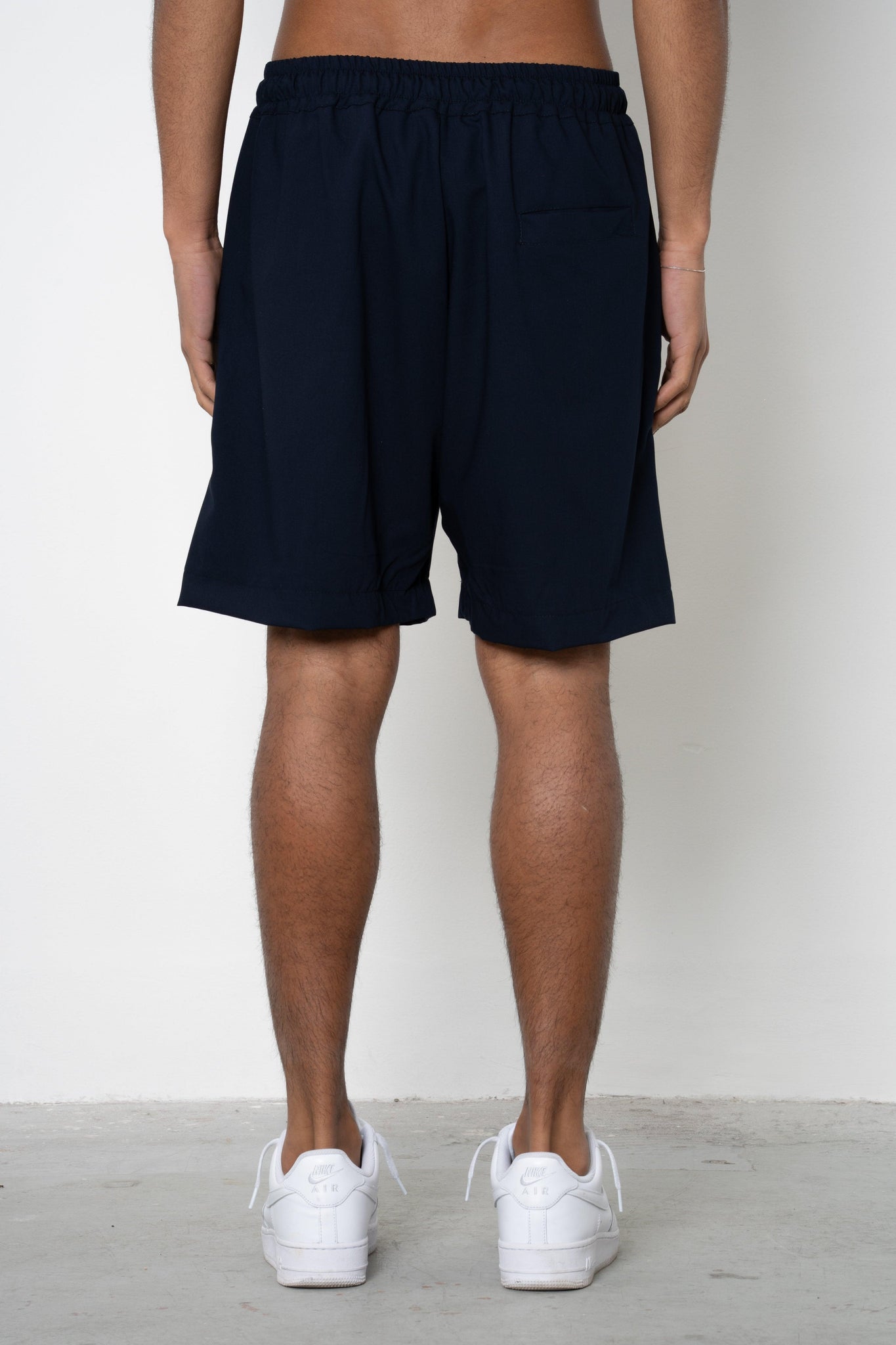 Short con pences ed abbottonatura