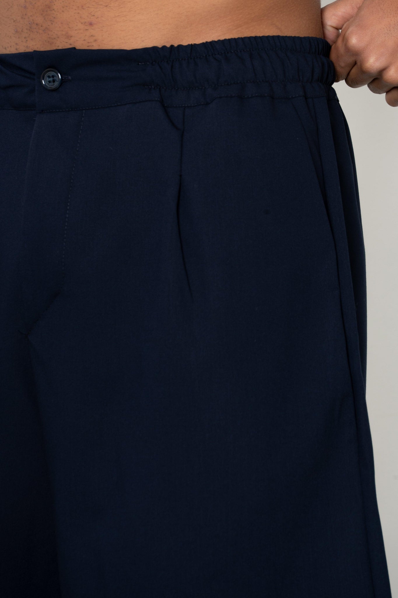 Short con pences ed abbottonatura