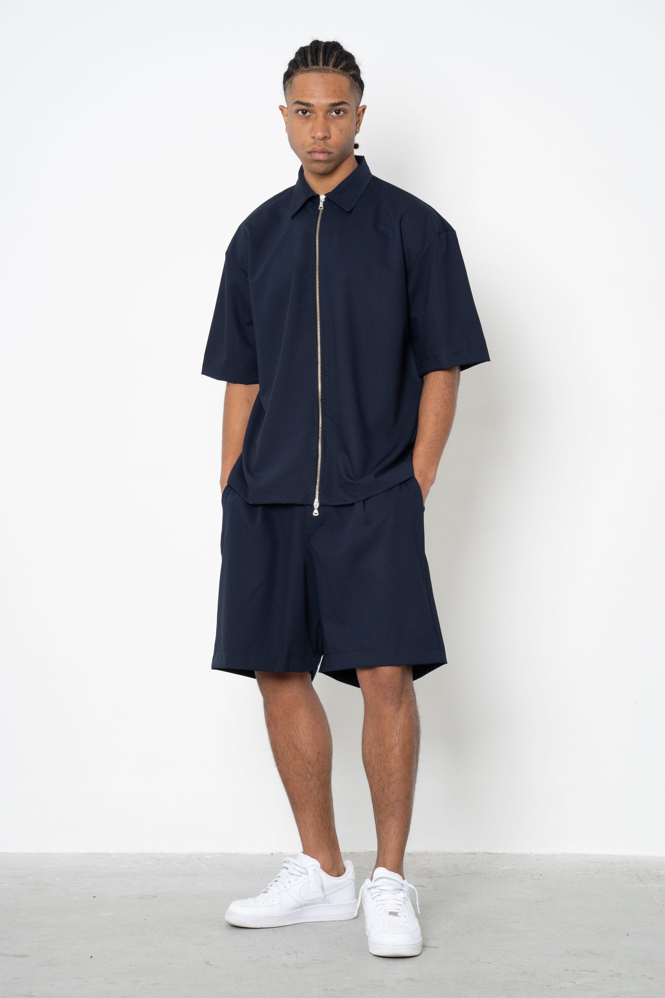 Short con pences ed abbottonatura