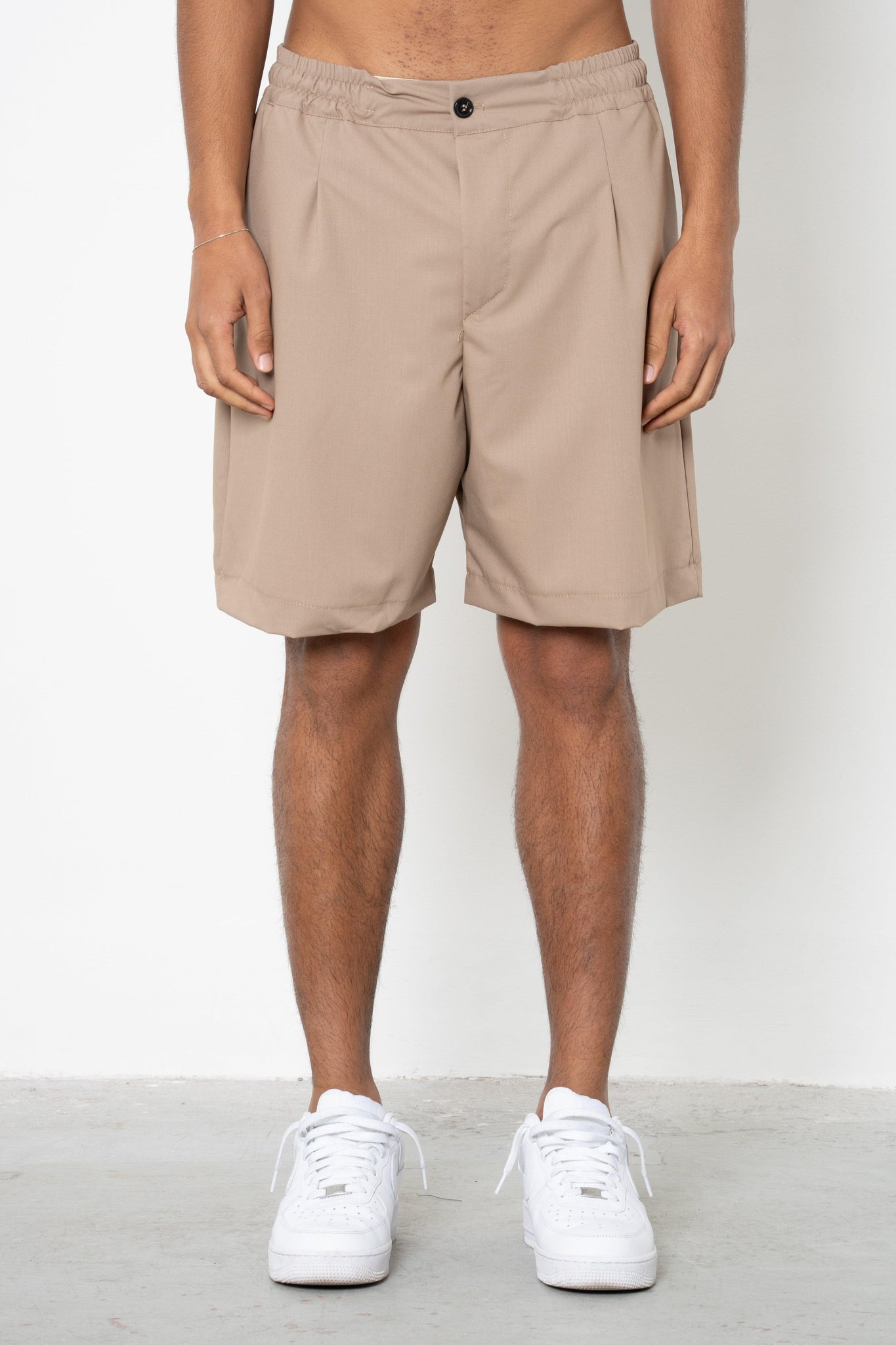 Short con pences ed abbottonatura
