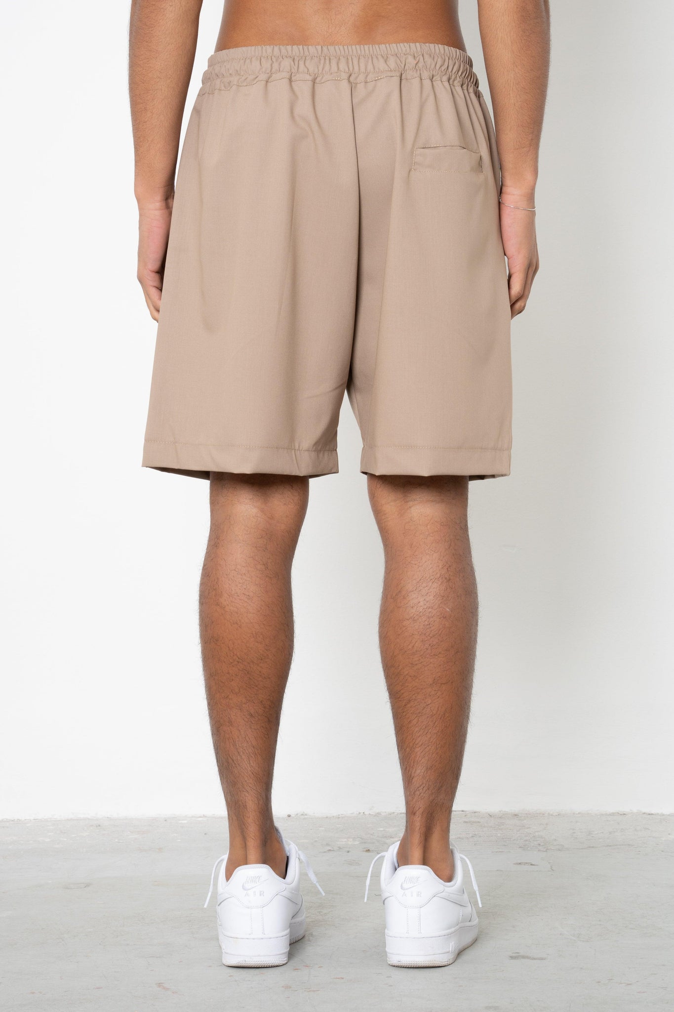 Short con pences ed abbottonatura