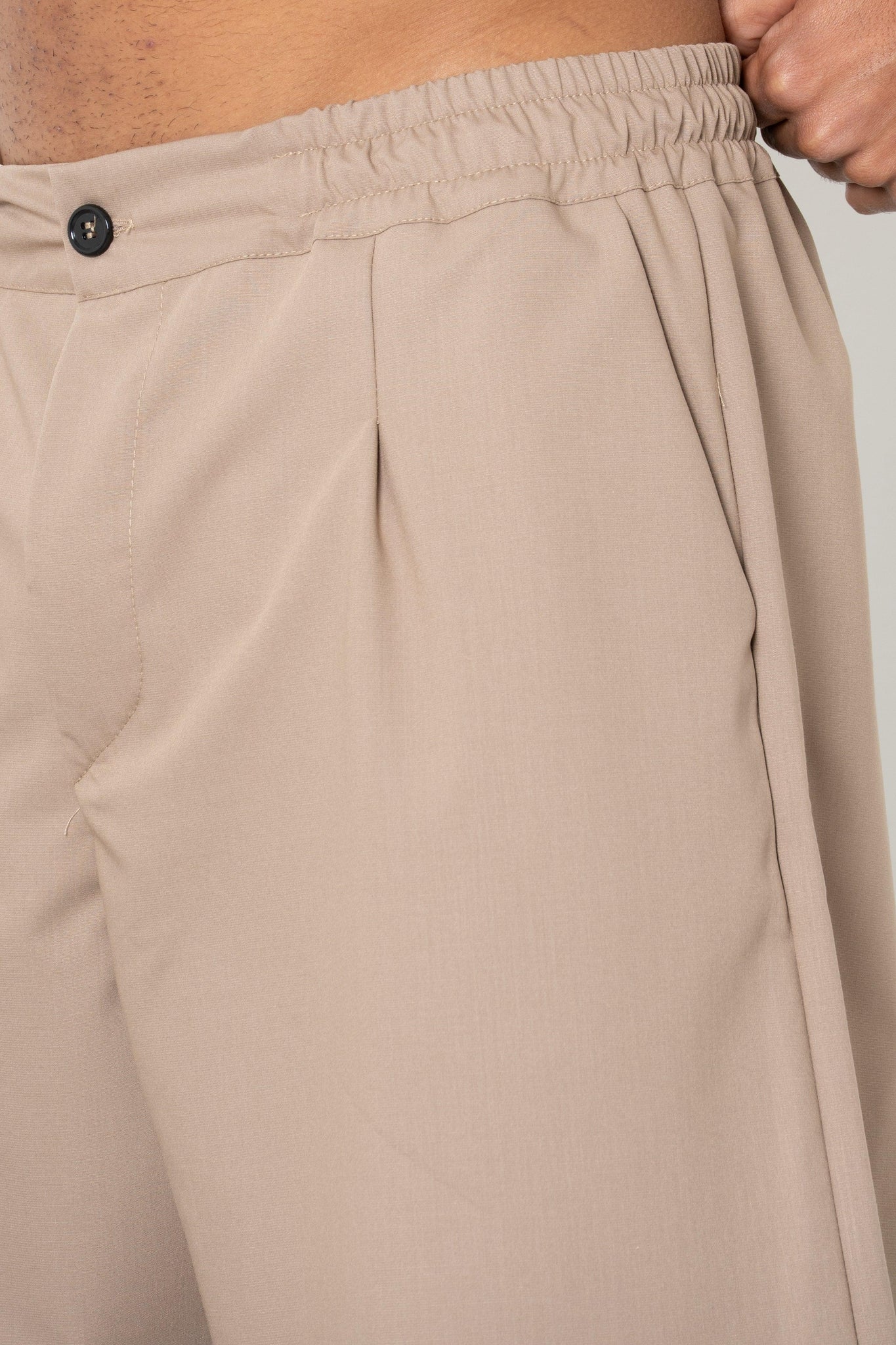 Short con pences ed abbottonatura