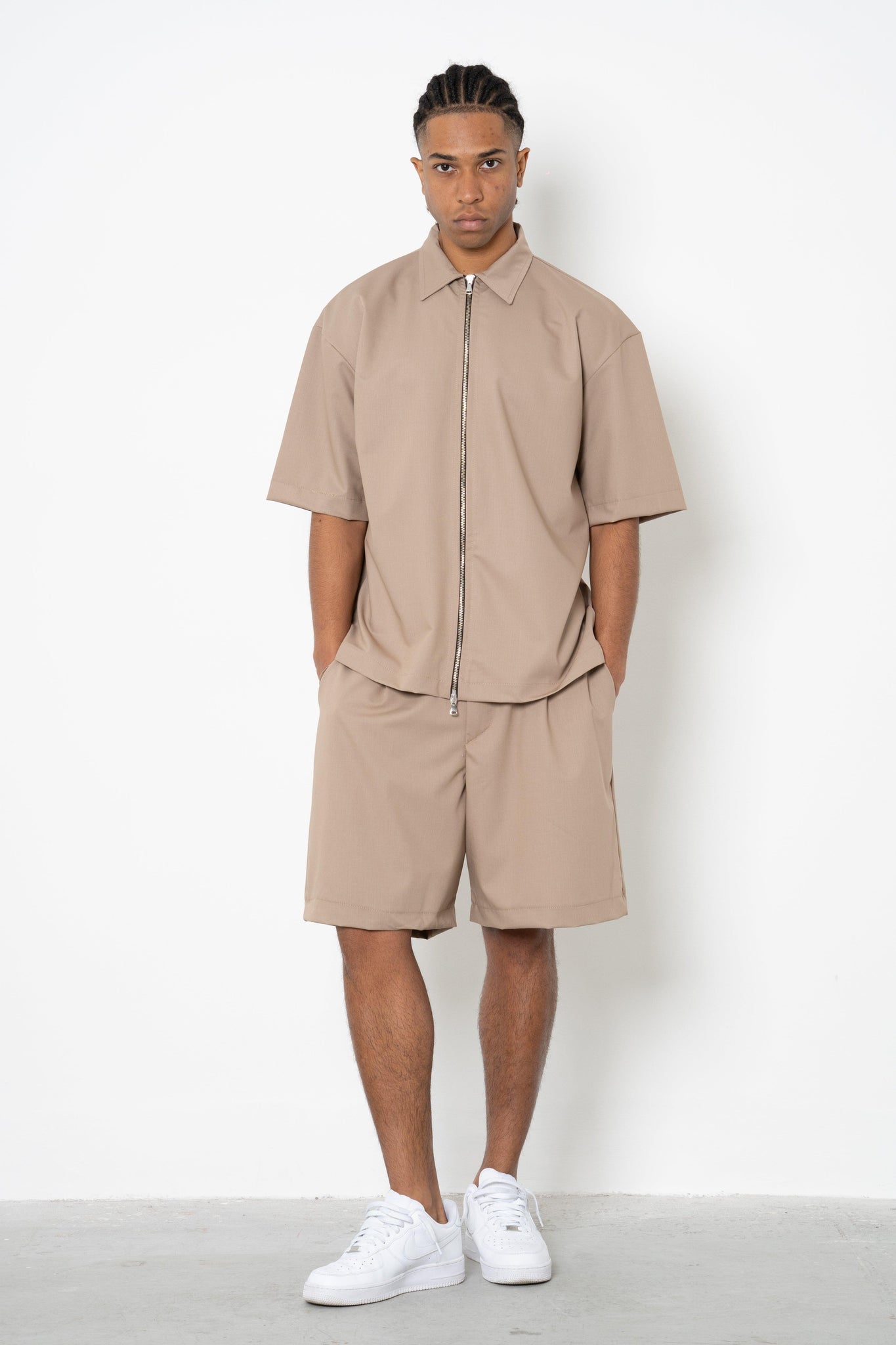Short con pences ed abbottonatura