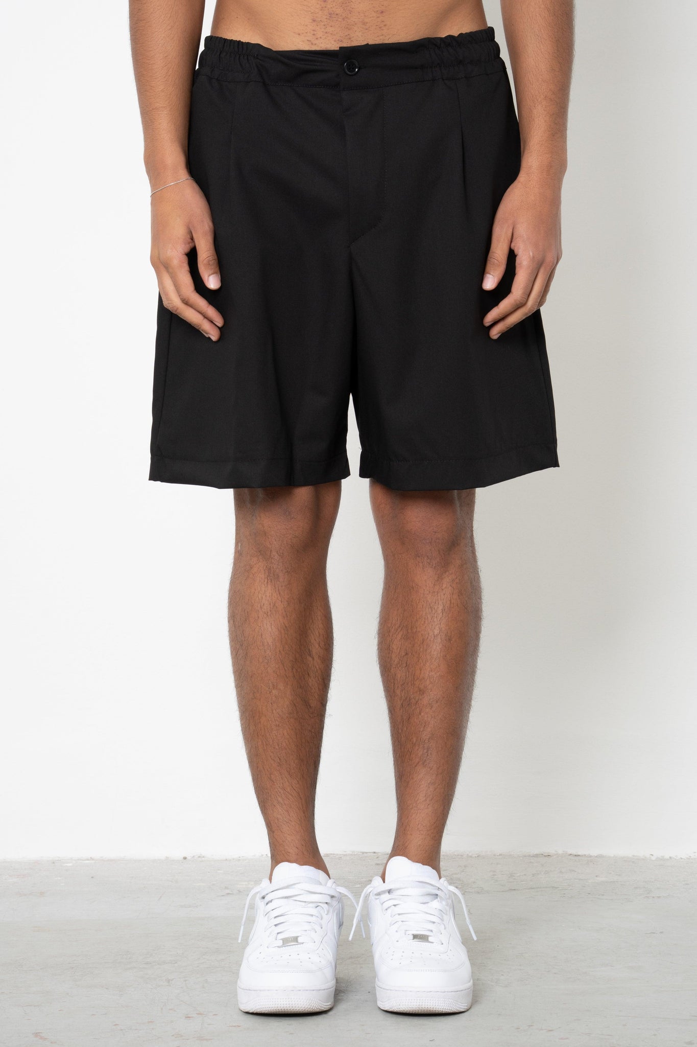 Short con pences ed abbottonatura
