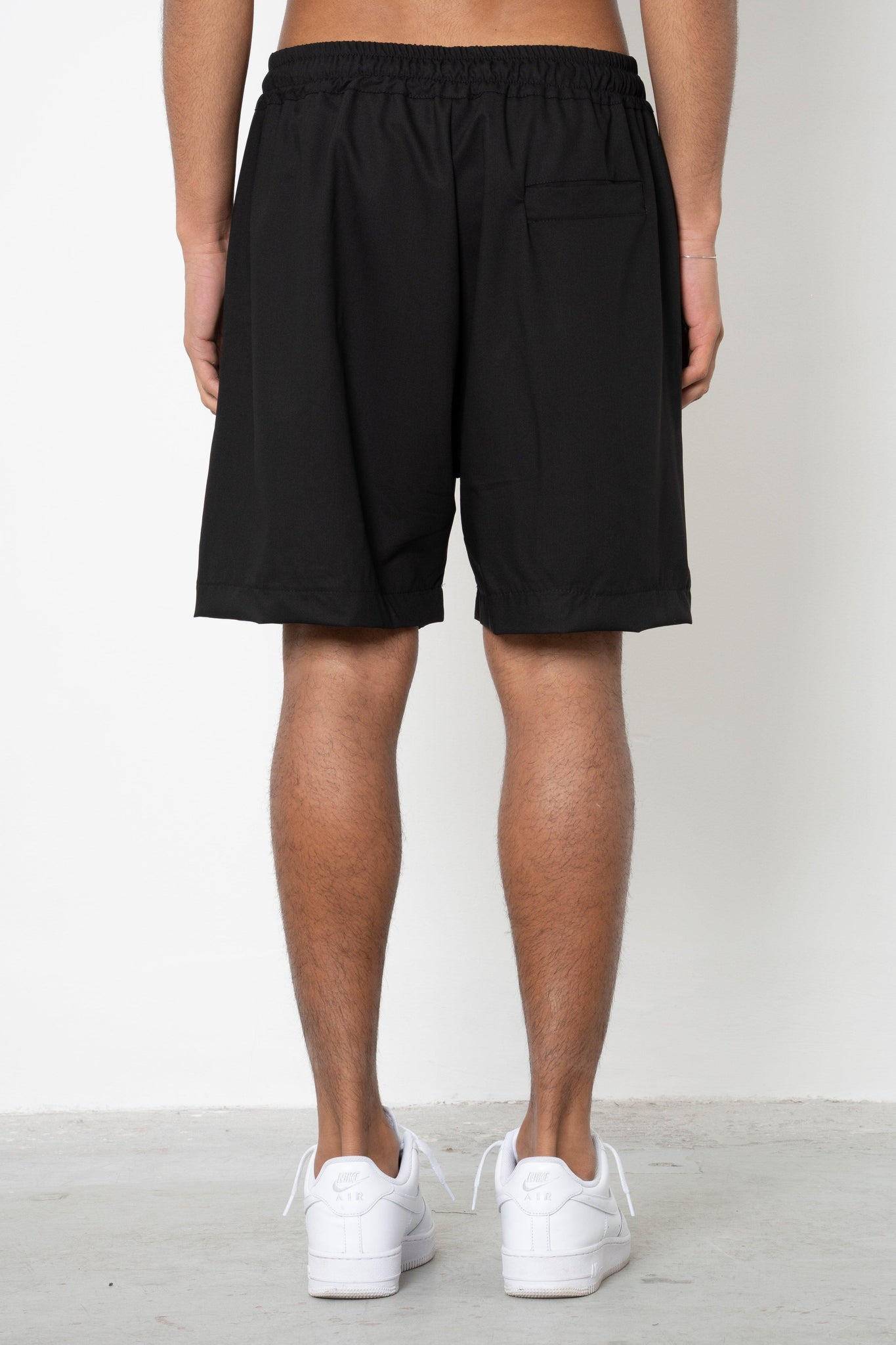Short con pences ed abbottonatura