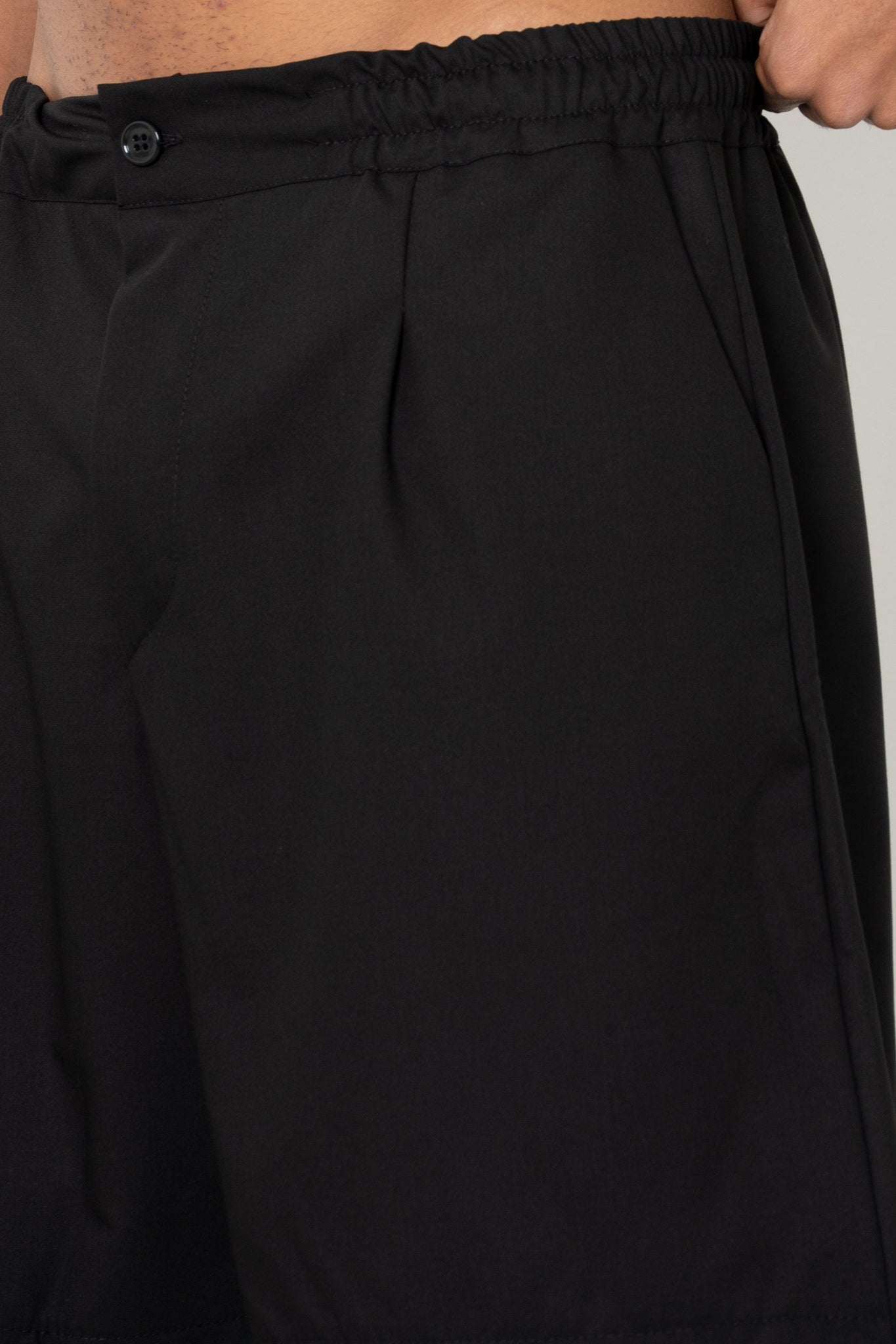 Short con pences ed abbottonatura