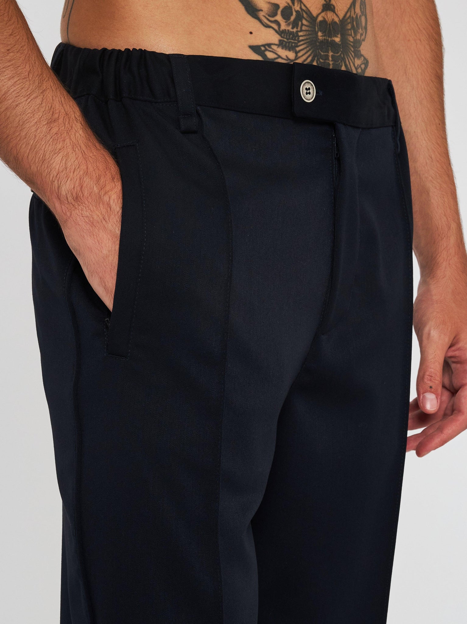 Pantalone con abbottonatura e piega Eternal